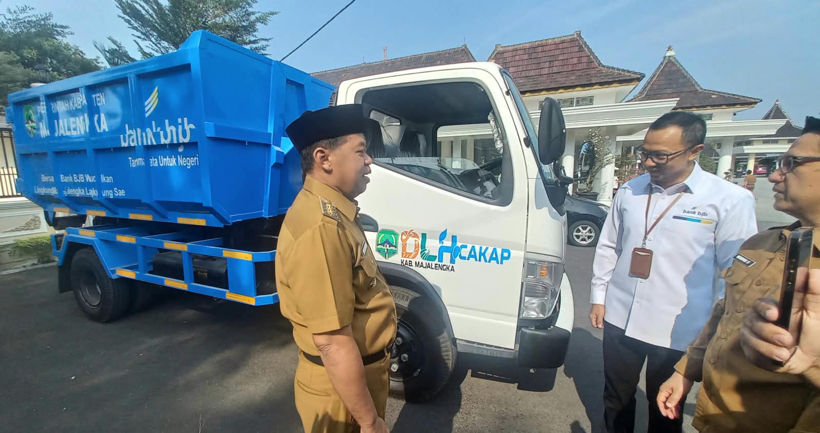 Perkuat Pengelolaan Sampah, Pemkab Majalengka Terima Bantuan Dump Truck dari Bank BJB
