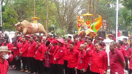 Seluruh Incumbent Siap Bertarung Kembali, Karnaval Budaya Iringi Proses Pendaftaran Bacaleg PDIP ke KPU