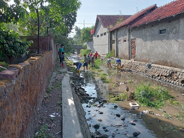 Warga Bersih-bersih Sungai Citangkurak