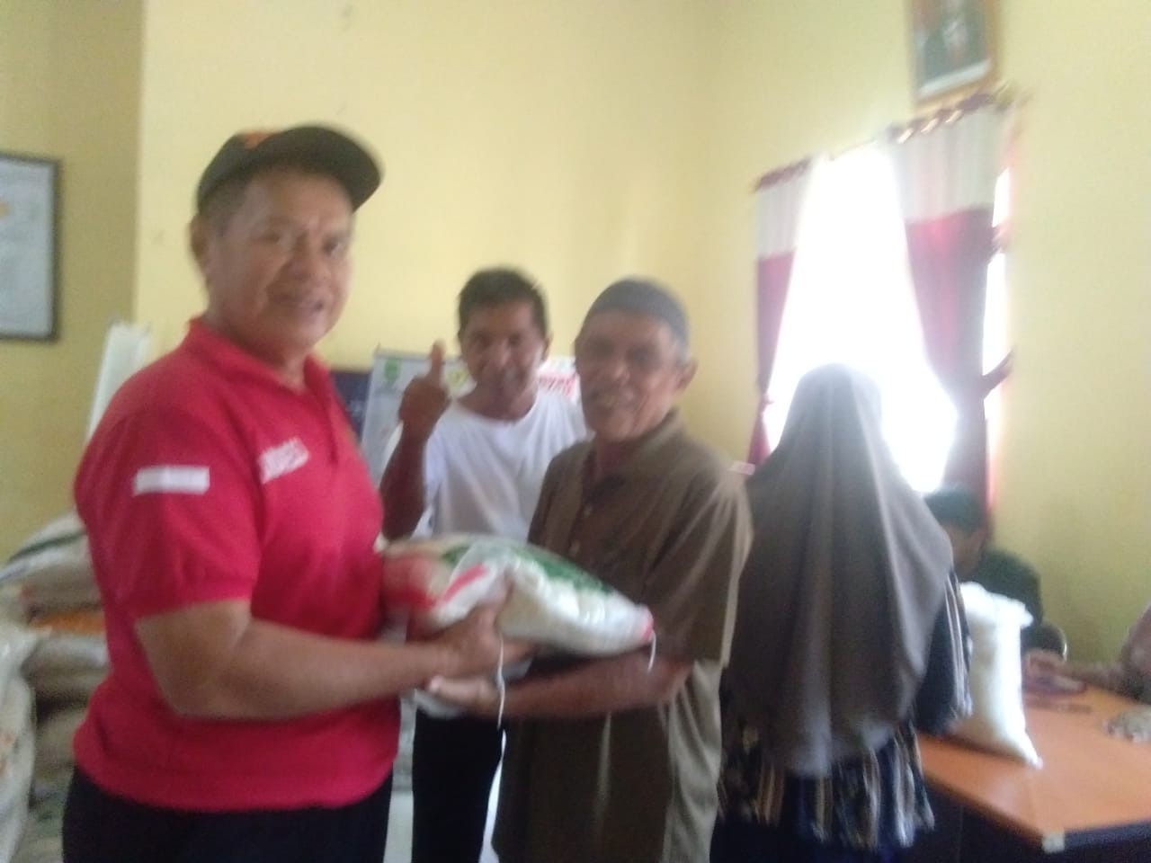 873 Warga Majalengka Kulon Terima Bantuan Beras 