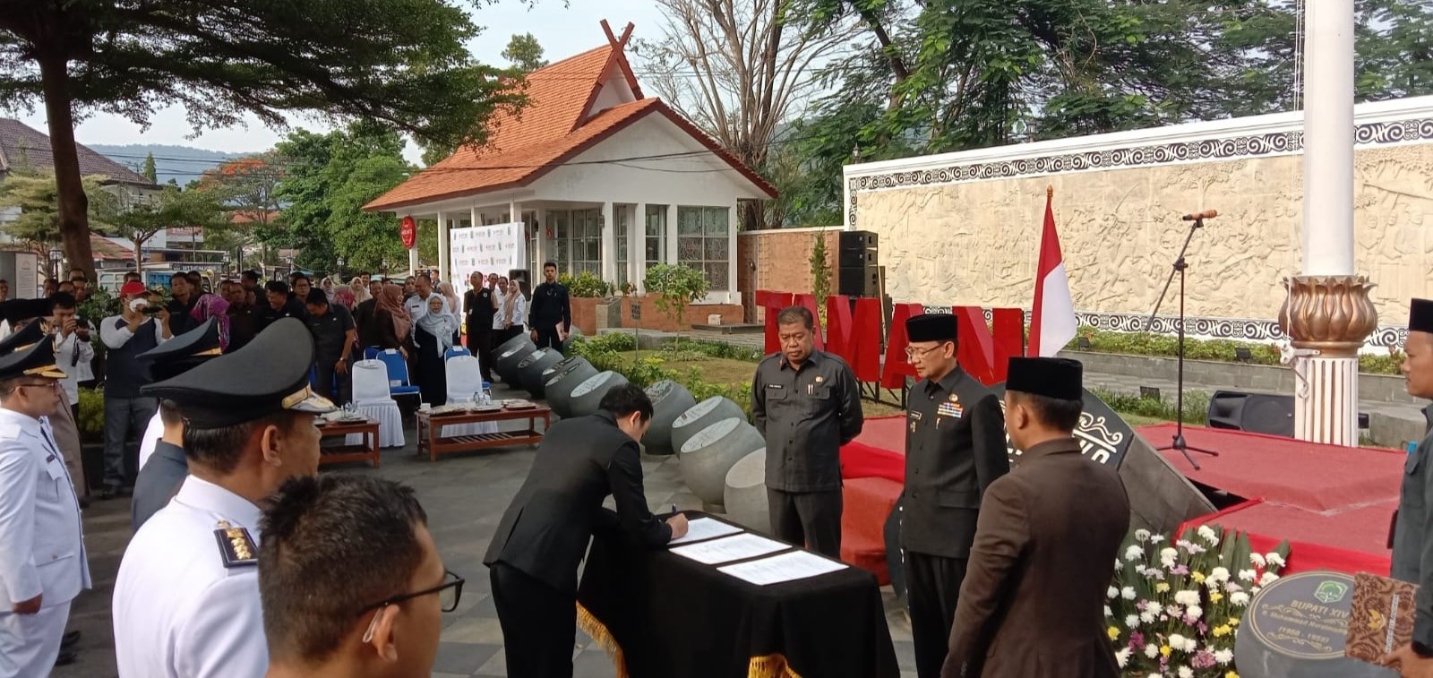 Tingkatkan Pelayanan, Bupati Lantik 45 Pejabat di Taman Sejarah