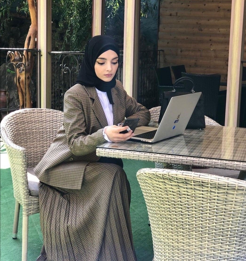 Tutorial Edit Foto Gemini Wanita Hijab dengan Style Kantoran yang Berwibawa dan Elegan, Yuk Cobain Sendiri