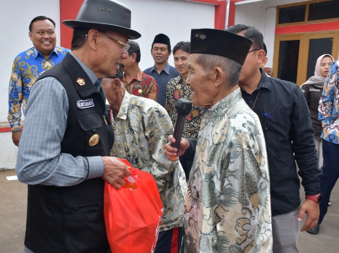 Bupati Karna Bantu 100 Paket Sembako Korban Musibah Kebakaran di Cikijing