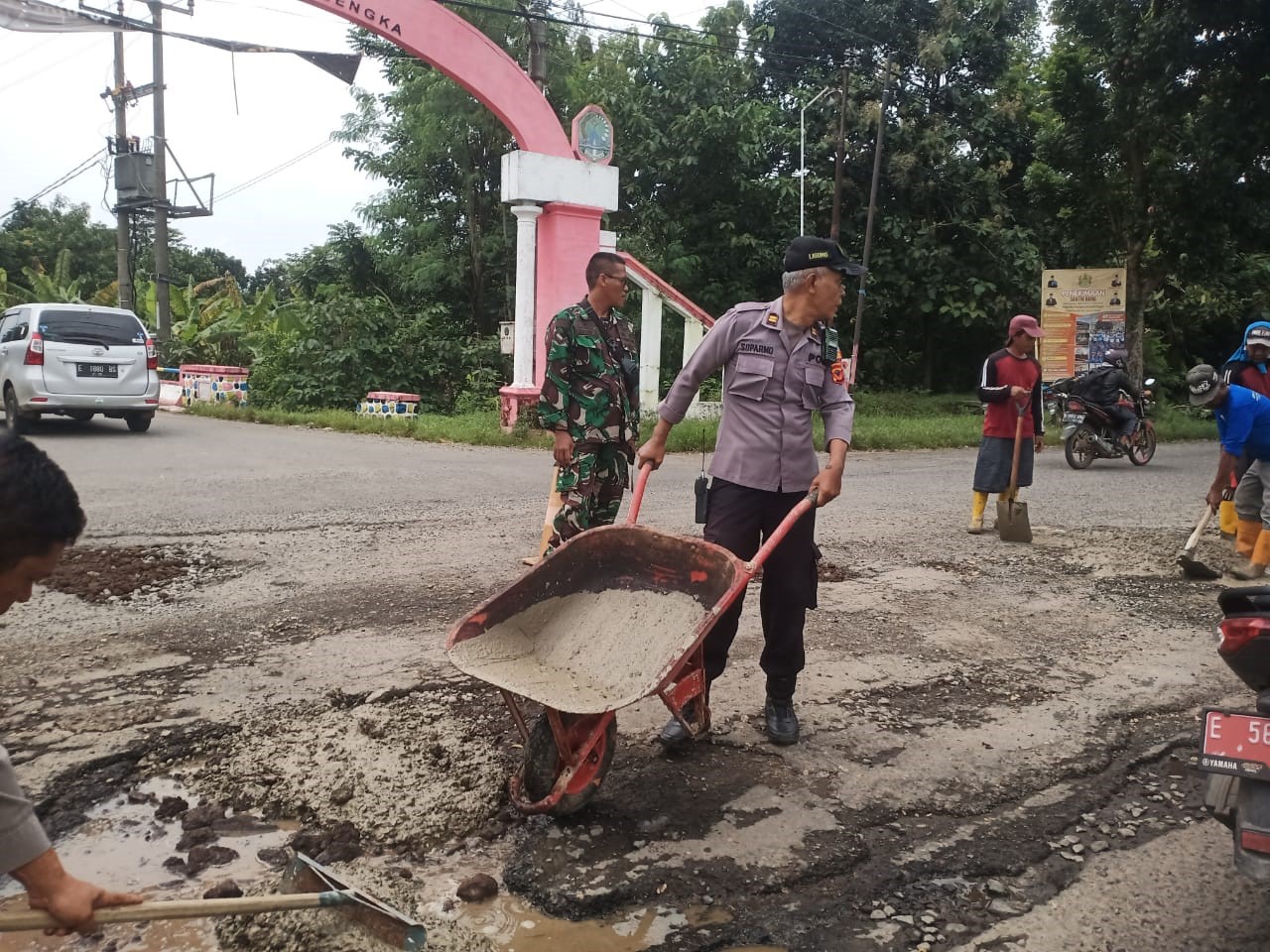 Gotong Royong, Warga Bersama Polisi dan Tentara Perbaiki Jalan Rusak