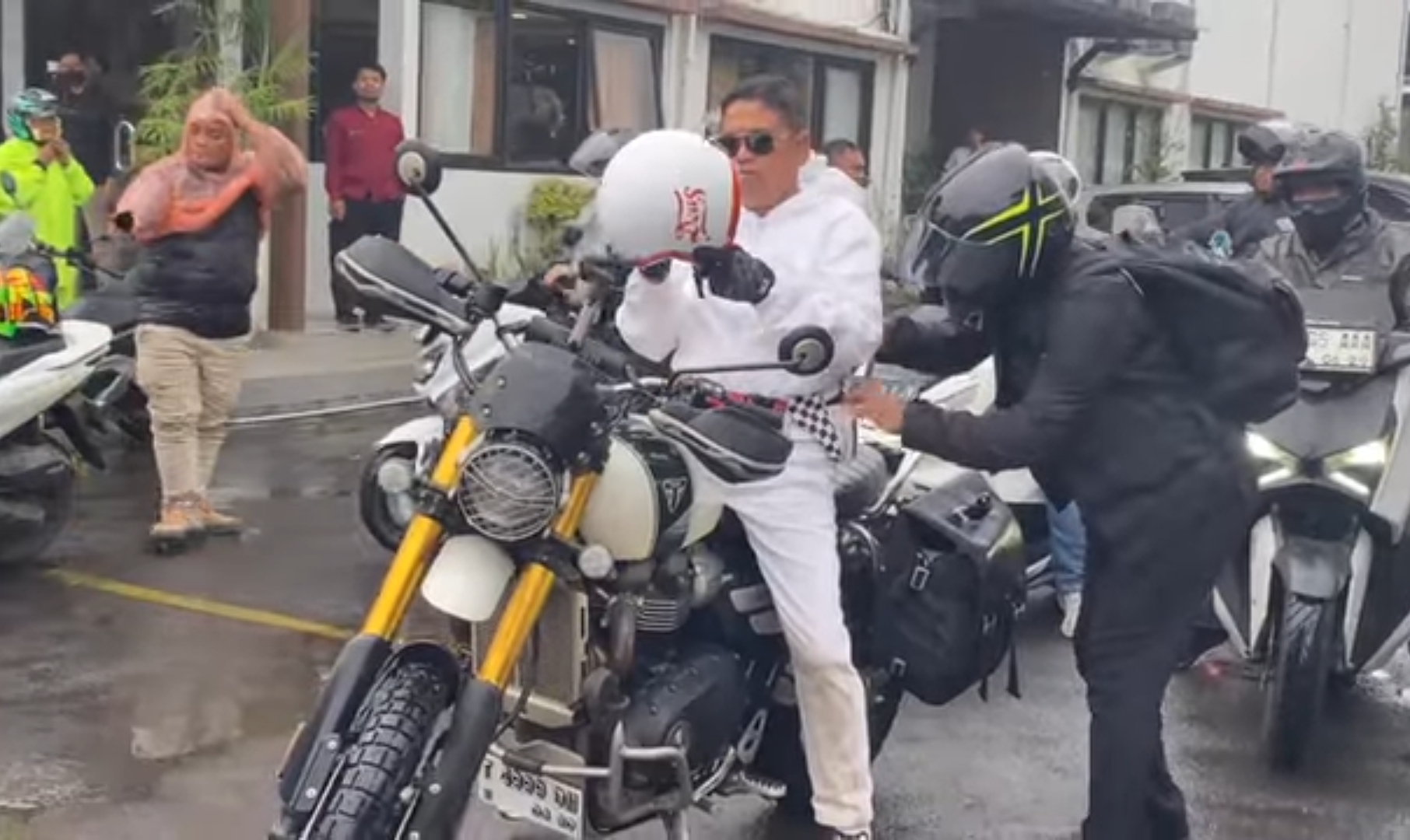 Diguyur Hujan, Dedi Mulyadi Naik Motor Tinjau Jalan Provinsi di Majalengka