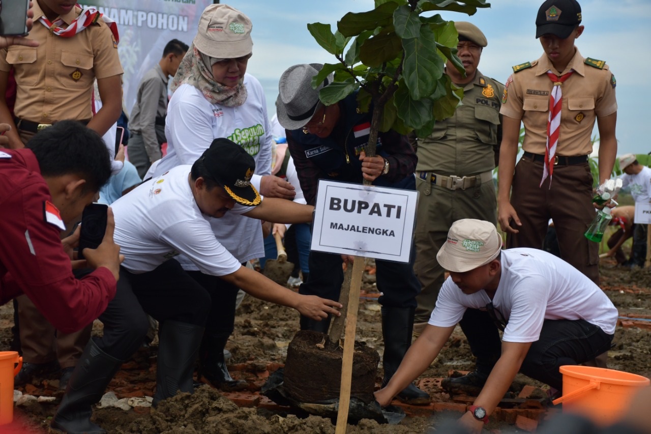 Bupati Pimpin Gerakan Revolusi Mental dengan Menanam Pohon