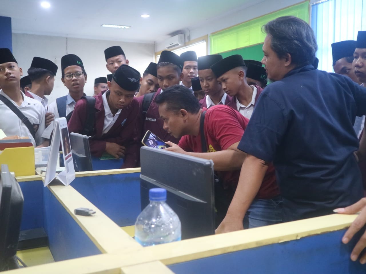 Kenali Jurnalistik, Siswa TKJ SMK Ma'arif Al-Ghozali Kunjungi Radar Cirebon