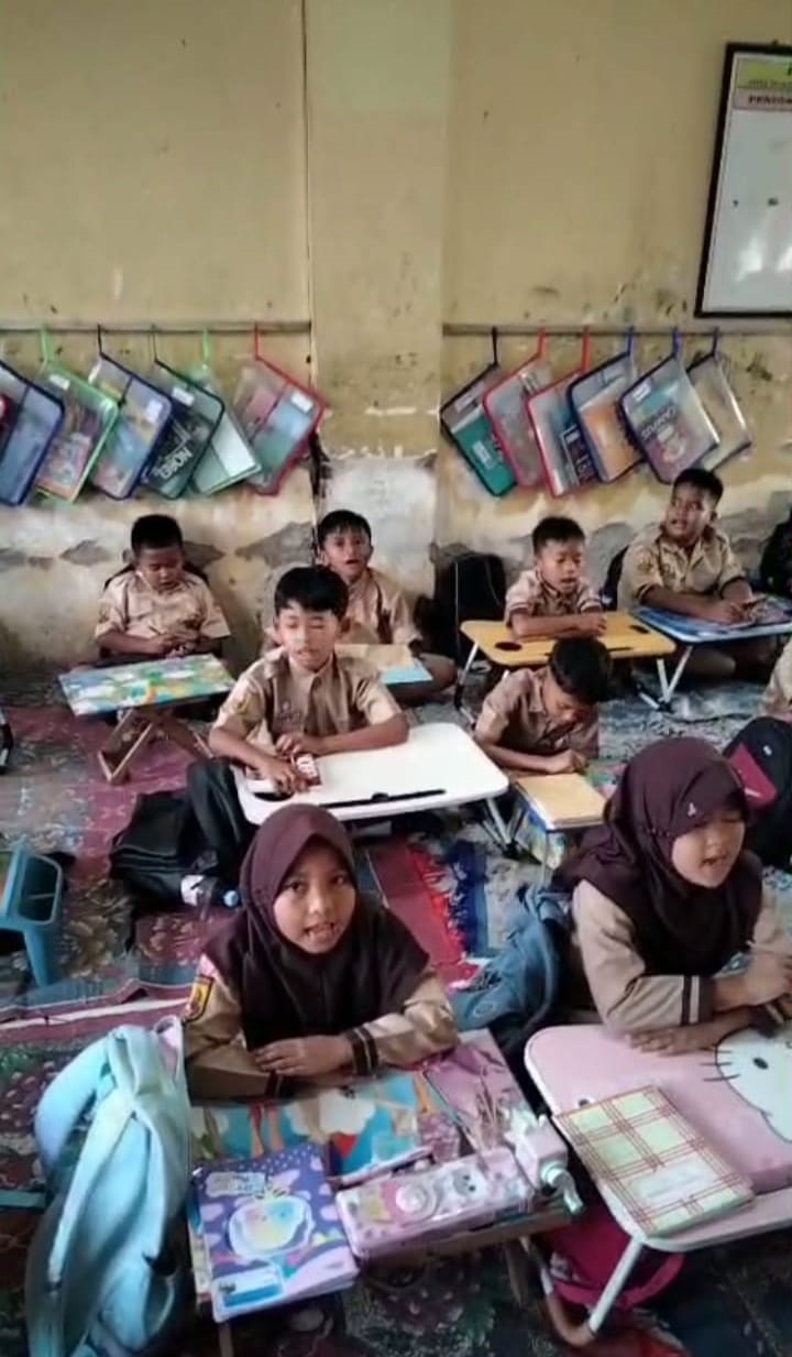 Memprihatinkan! Puluhan Siswa SDN 3  Trajaya Belajar Bawa Meja Sendiri dan Lesehan