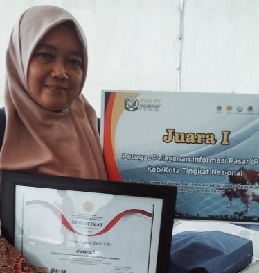 Irma Damai Harti Pegawai DKP3 Juara 1 Petugas Pelayanan Informasi Pasar (PIP) Kabupaten/Kota Se-Indonesia