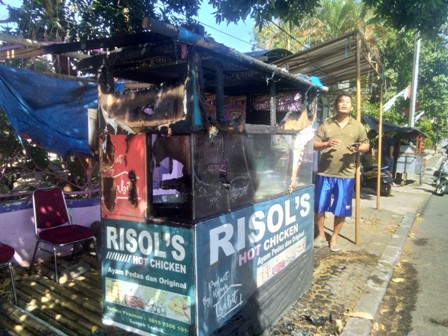 Gerobak Jualan Risol Terbakar Akibat Selang Gas Bocor