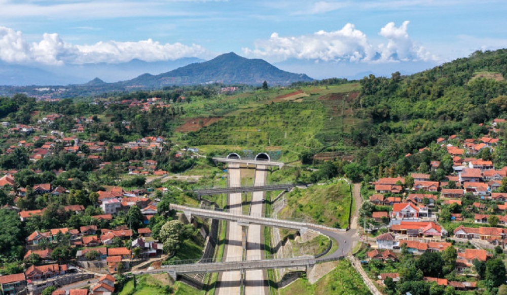 NGGAK NYANGKA! Pemandangan Sekeren Ini di Jalan Tol Cisumdawu, Majalengka ke Bandung Kian Dekat