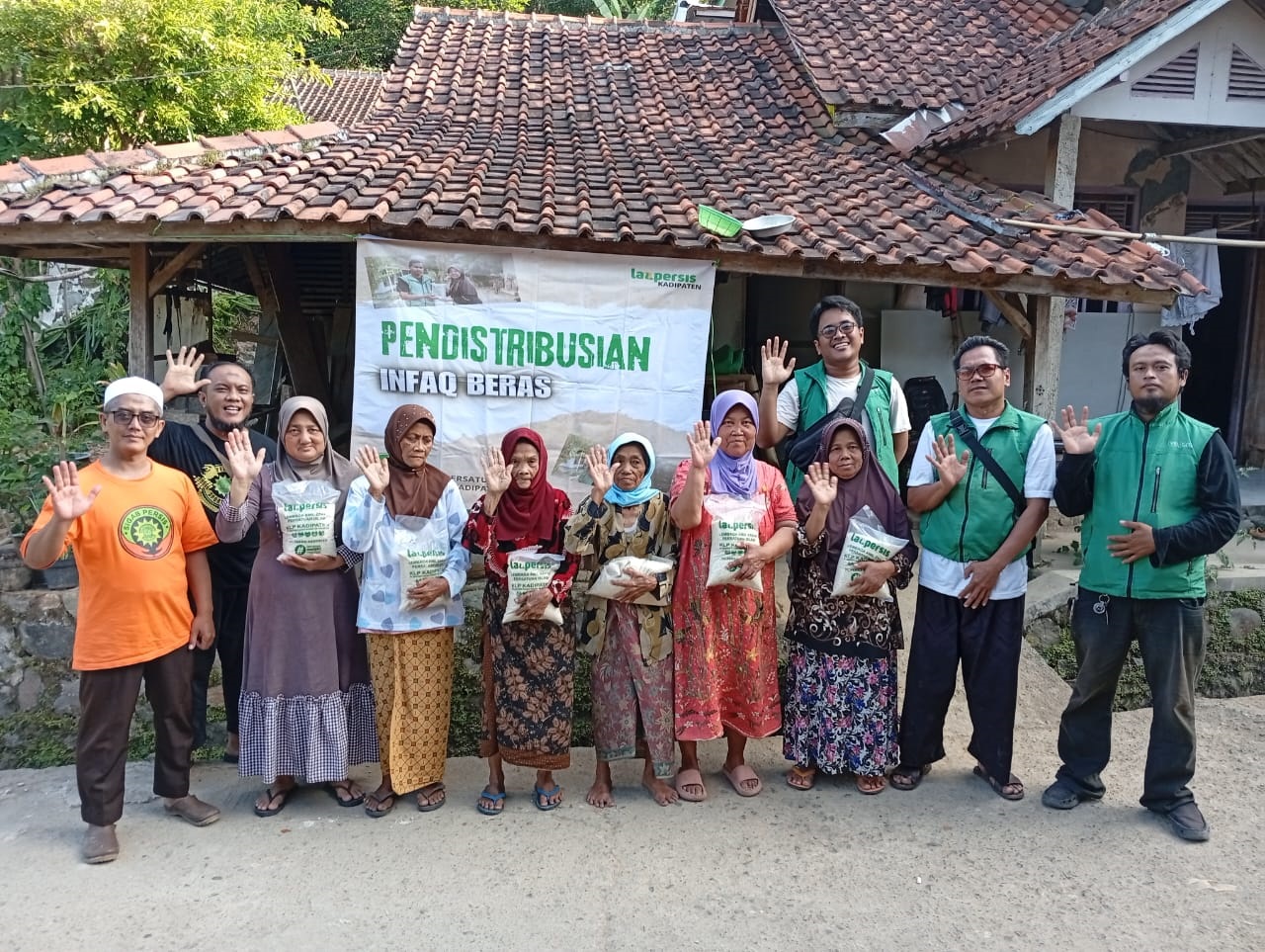 LAZ Persis PC Kadipaten Bagikan Beras 