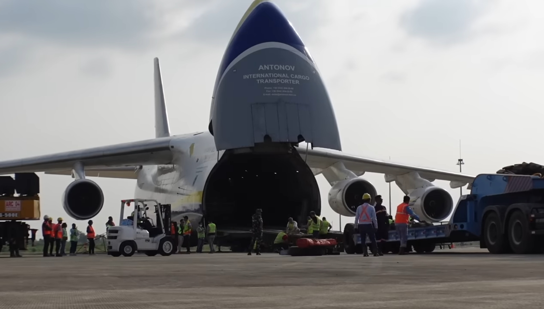 Disewa Chandra Asri, Pesawat Antonov Mendarat di Bandara Kertajati Majalengka, Bawa Mesin Ini