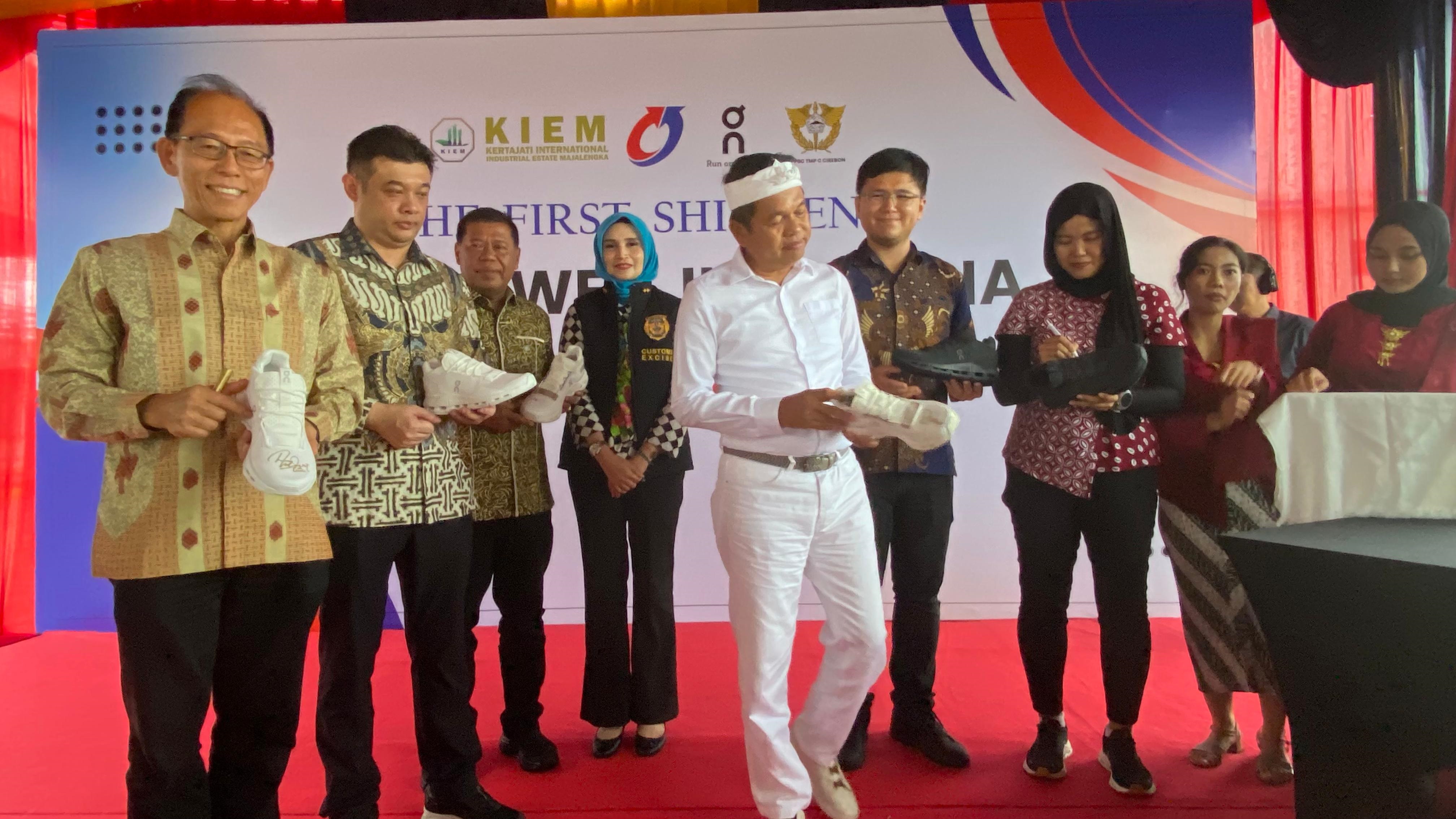 Gubernur Dedi Mulyadi Lepas Ekspor Perdana Sepatu 