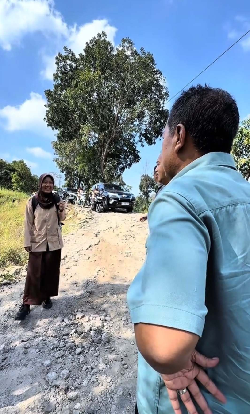 Jadi Sorotan Publik! Kondisi Jalan Rusak Ini Dirasakan Sendiri oleh Bupati saat Melintasi Jalan di Perbatasan 