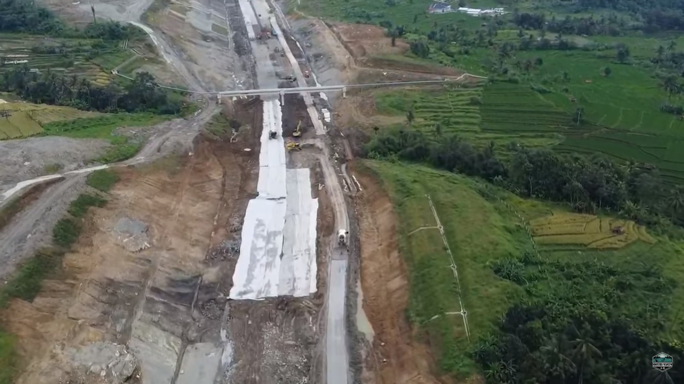 Bagian Tersulit Tol Cisumdawu, Jalan Belum Dibuat, Masih Penggalian Tanah, Yakin Maret Selesai?