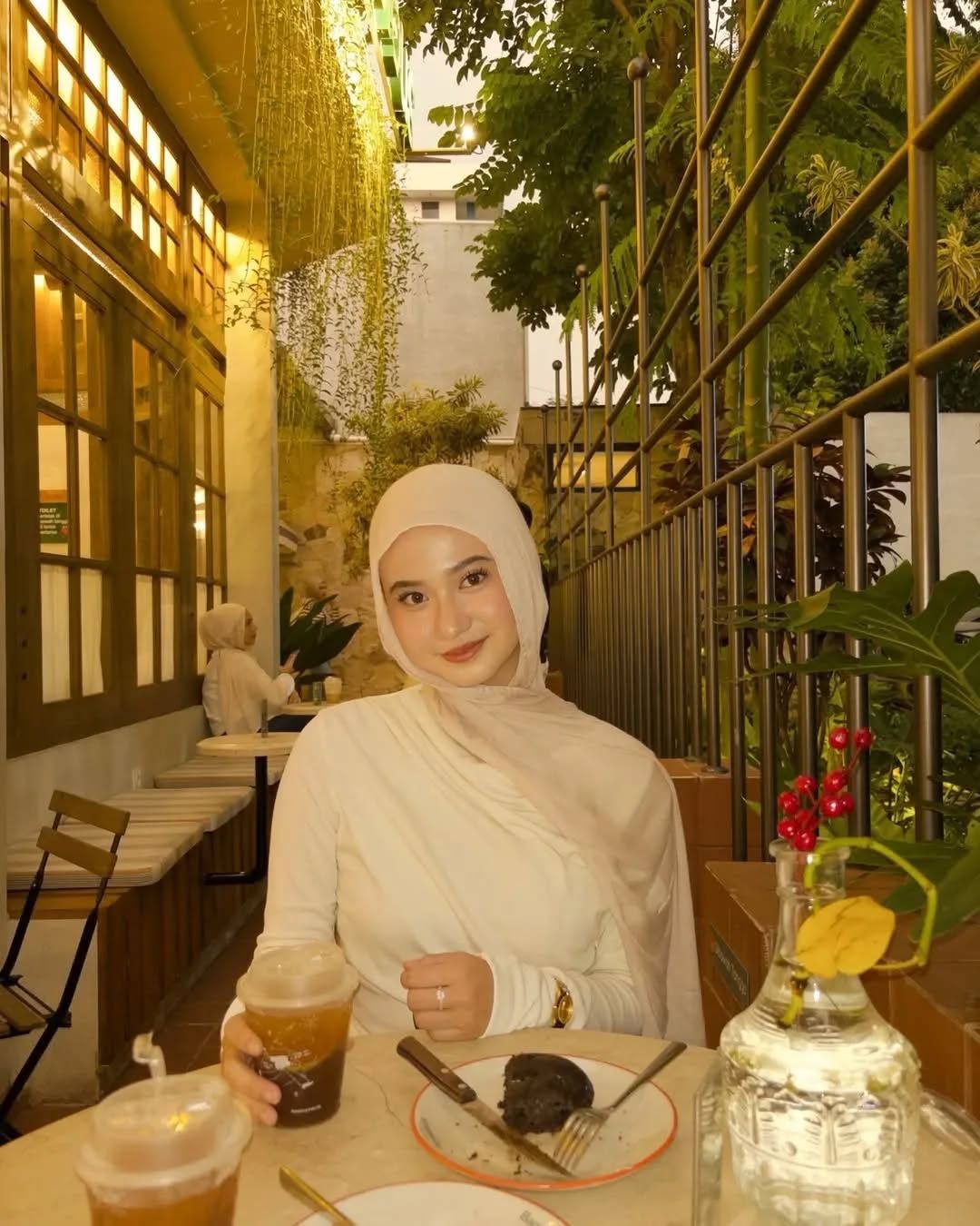 Kumpulan Foto Wanita Hijab yang di Edit Menggunakan Prompt Gemini AI dengan Hasil Natural, Yuk Cobain