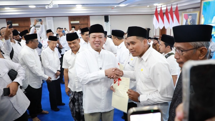 Menteri Nusron Serahkan 243 Sertipikat Tanah Wakaf di Jawa Tengah, Percepat Kepastian Hukum Aset Umat