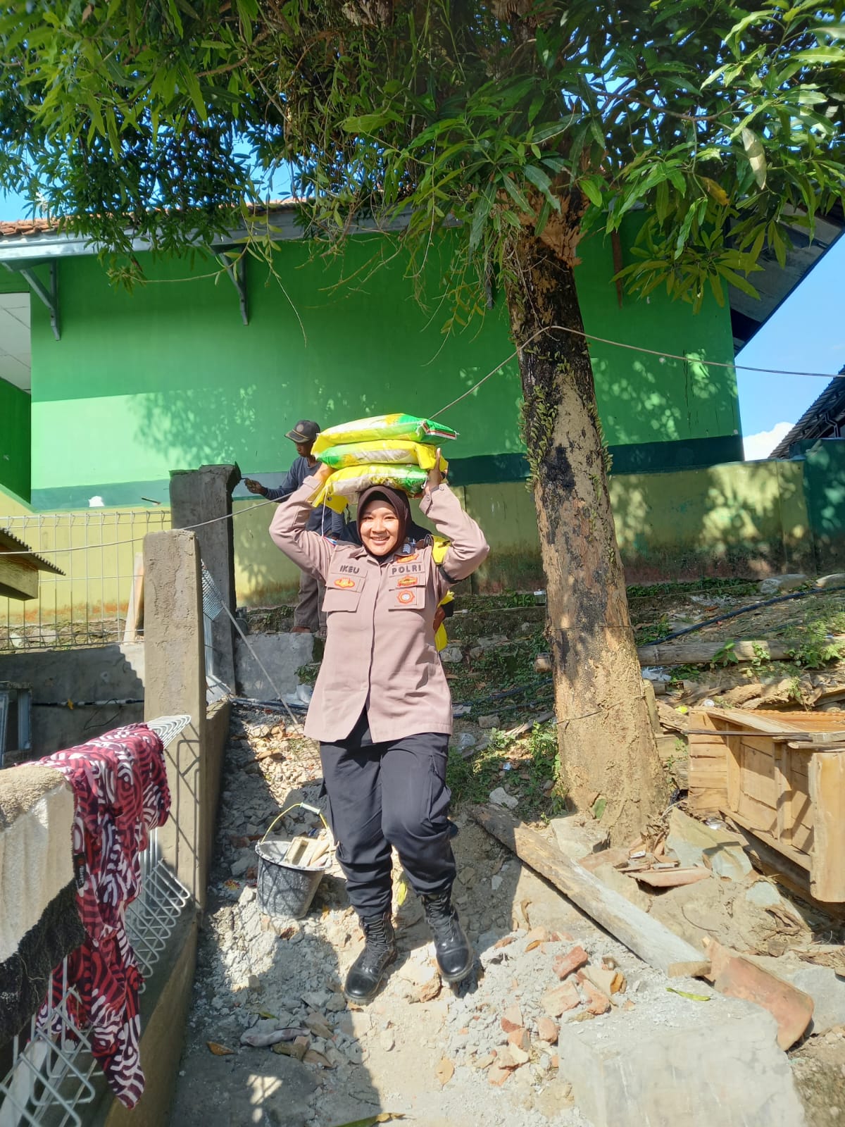 Viral Polwan di Kuningan Keliling Jual Beras SPHP 5 Kg Door to Door, Warga Sambut Antusias