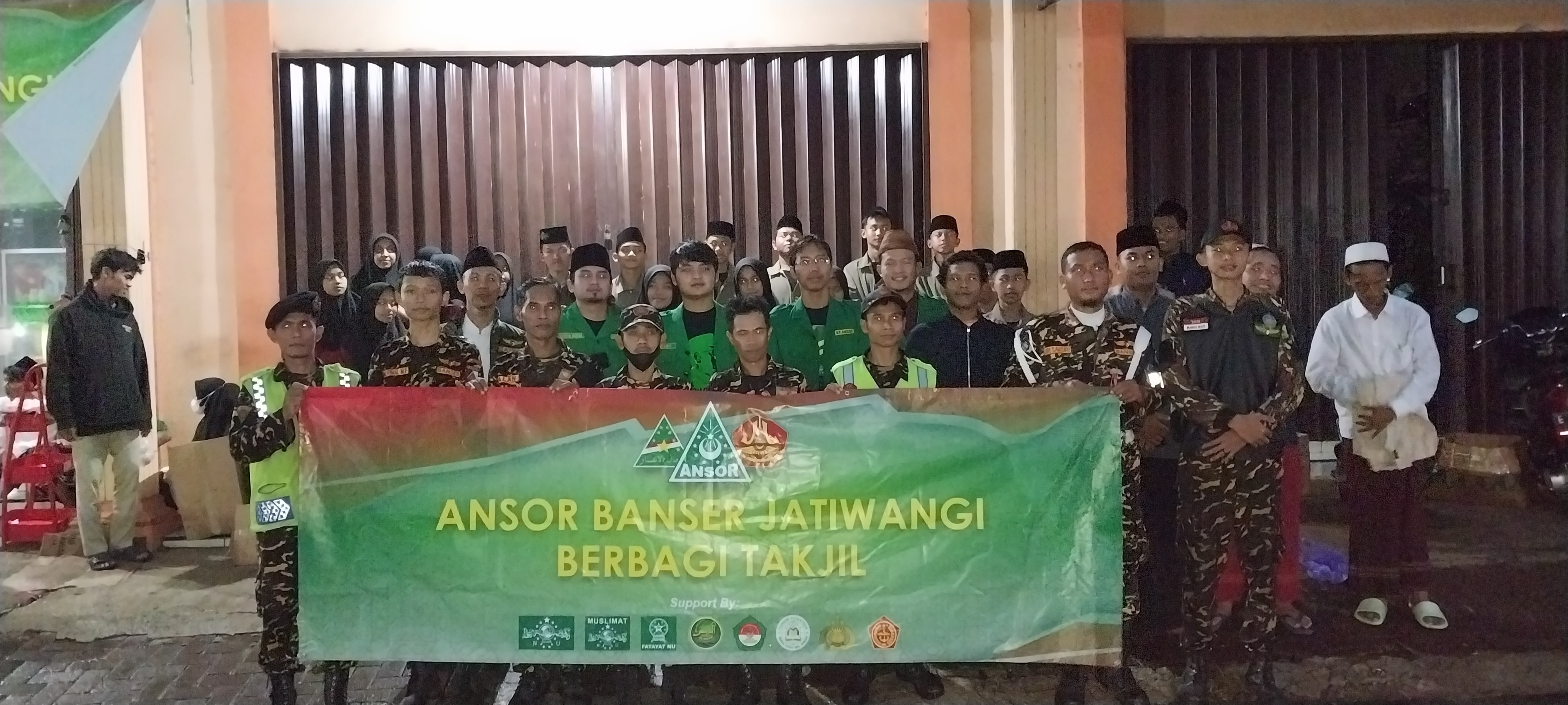PAC GP Ansor Jatiwangi Bagikan Paket Takjil Kepada Masyarakat