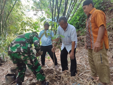 Penanaman Pohon di Sungai Ciwaringin: Upaya Desa Sepat Atasi Abrasi dan Dampak Perubahan Iklim