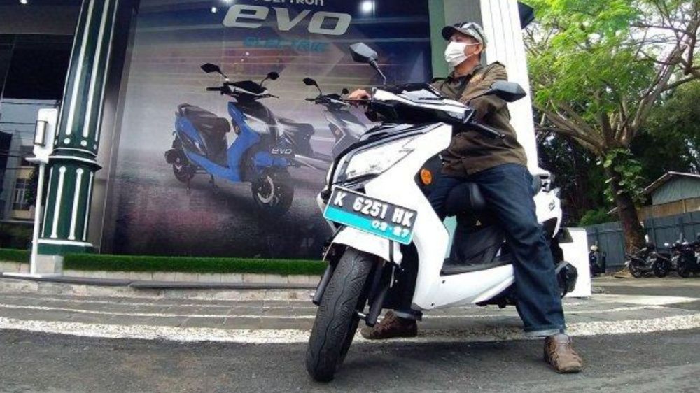 Motor Listrik Buatan Indonesia Polytron Evo Rp28 Jutaan, Fitur Lengkap dan Baterai Swap untuk Aktivitas Harian