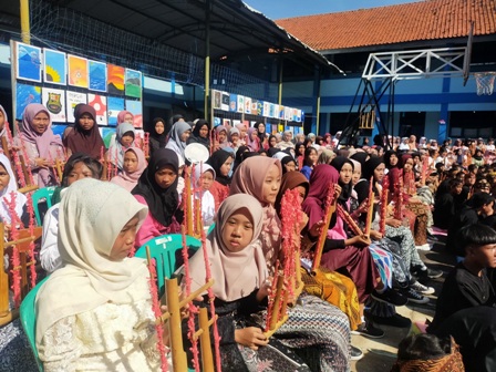 1.000 Pelajar Getarkan SMPN 1 Majalengka, Harmoni Angklung Rayakan Hari Angklung Sedunia