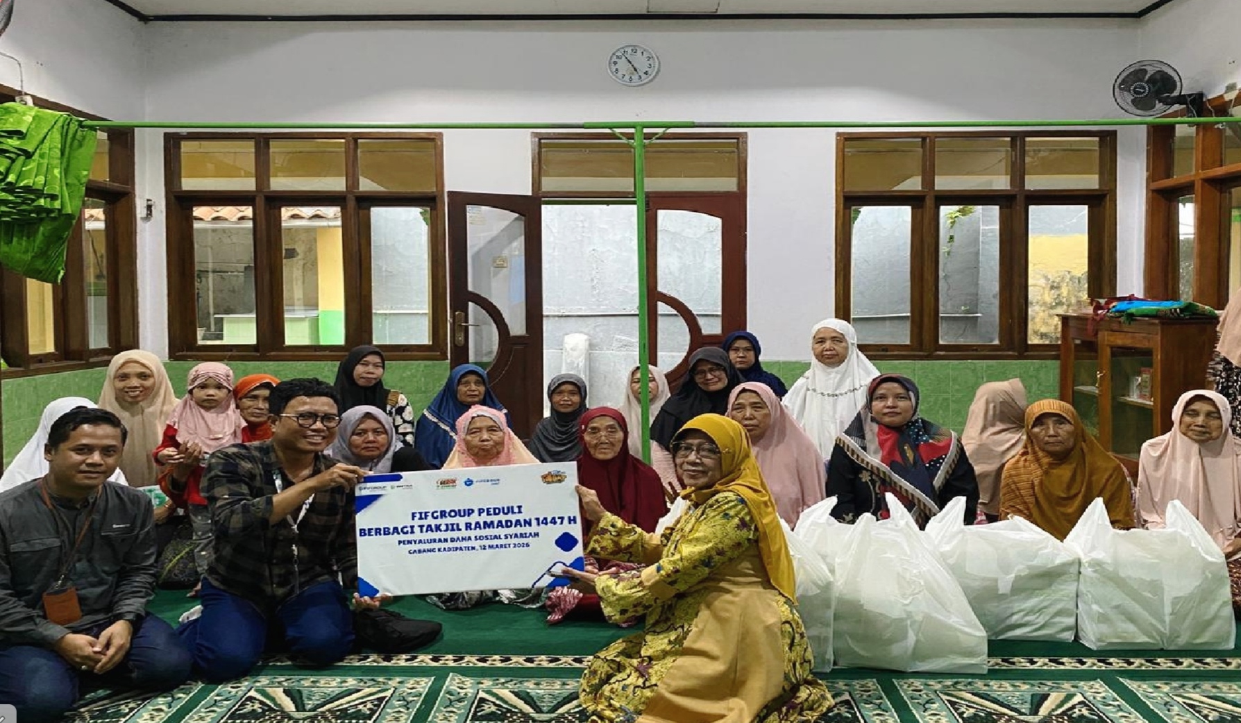 FIFGROUP Kadipaten Bagikan Takjil Ramadhan kepada Warga Majalengka, Bagian Program CSR Nasional