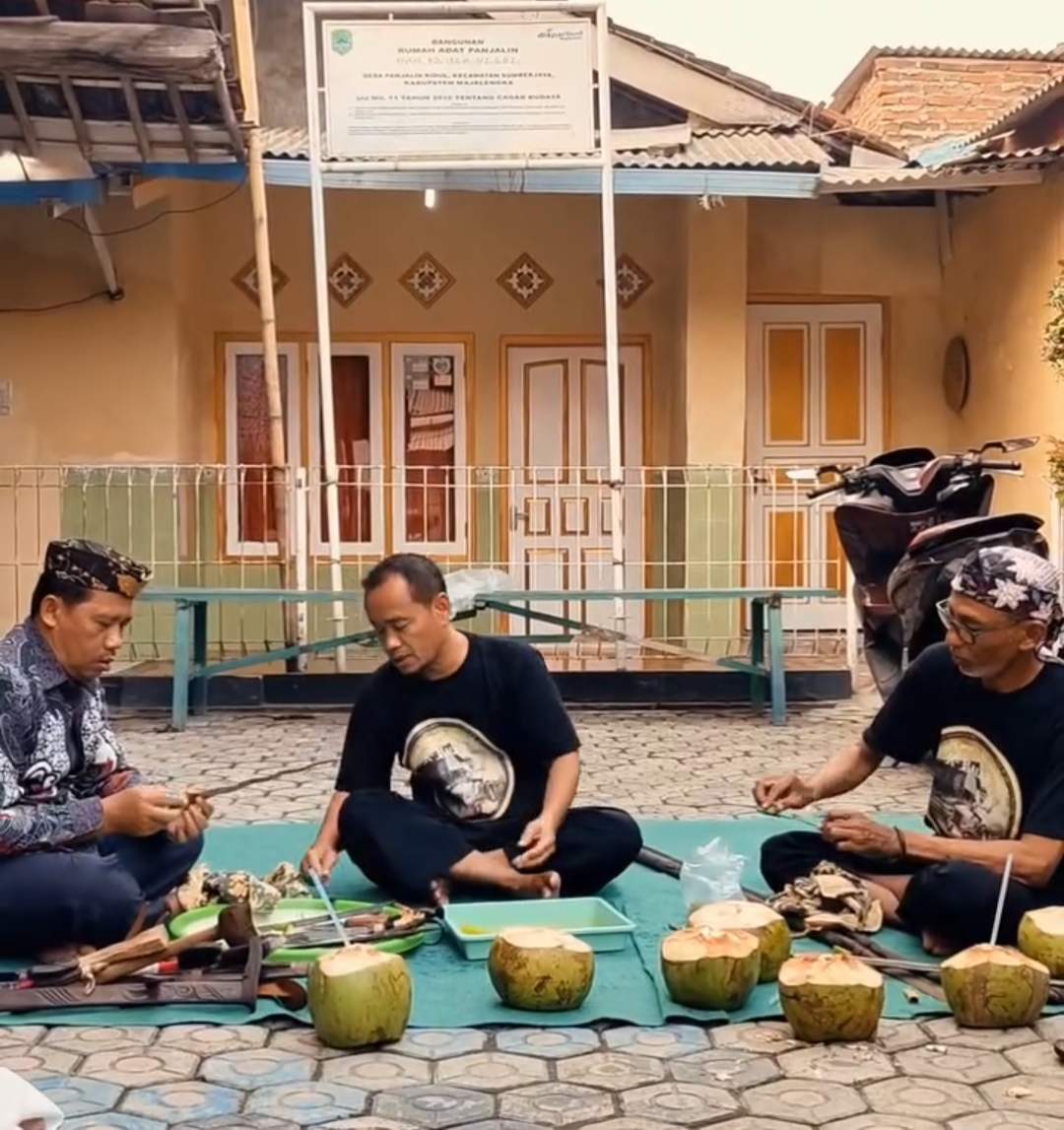 Tradisi 'Ngumbah Pusaka' Di Rumah Adat Panjalin, Desa Panjalin Kidul Dilakukan Setiap Akhir Bulan Maulid