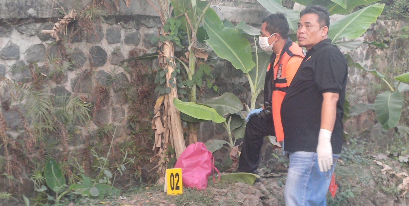 Geger! Mayat Bayi Laki-laki Ditemukan dalam Kantong Plastik di Jalan Bantarwaru-Leuweunghapit Majalengka