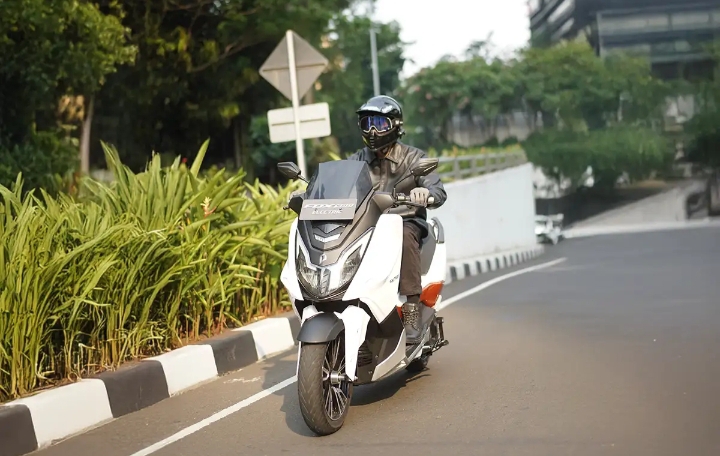 Gak Kaleng-kaleng! Model Premium di Kelasnya, Intip 7 Kelebihan Motor Listrik Polytron Fox 500