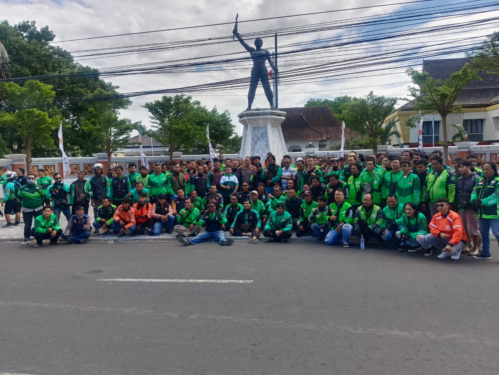 Ratusan Ojol Majalengka Gelar Doa Bersama untuk Affan Kurniawan di Depan DPRD