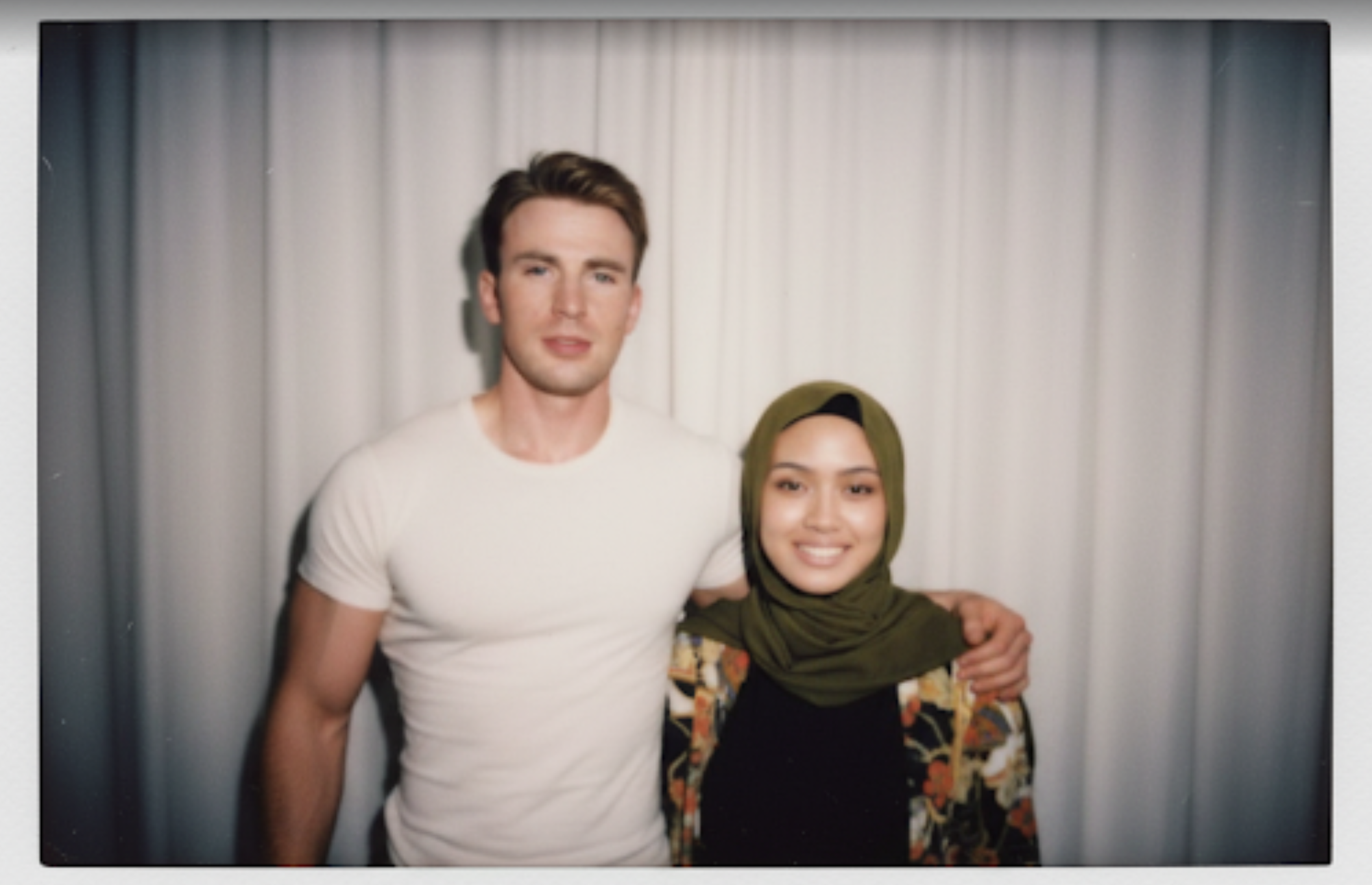 3 Prompt Gemini Untuk Edit Foto AI Polaroid Sambil Berpelukan dengan Idola, Lengkap dengan Panduannya