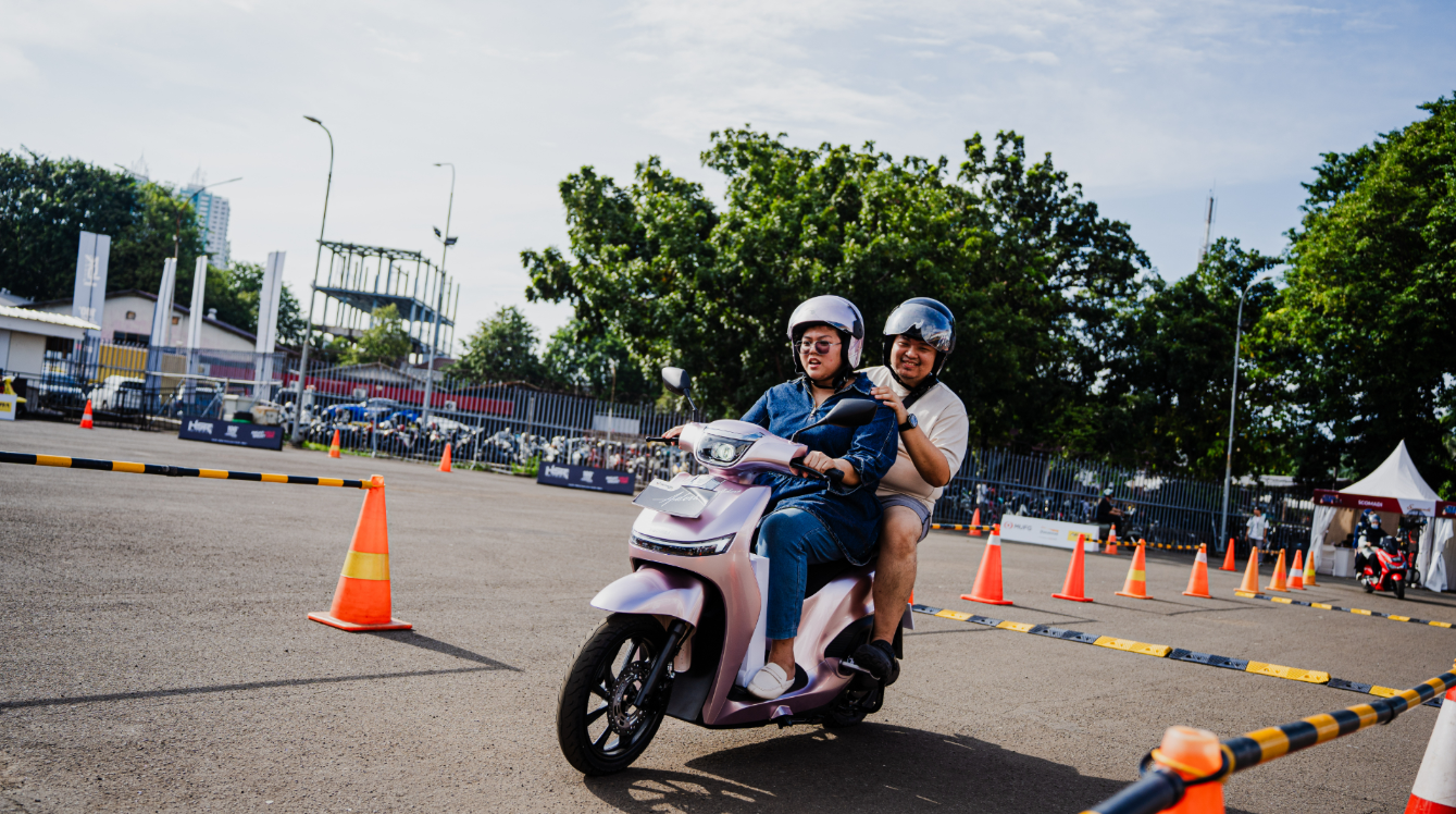 Motor Listrik vs Bensin! Mana yang Bikin Dompet Lebih Aman?