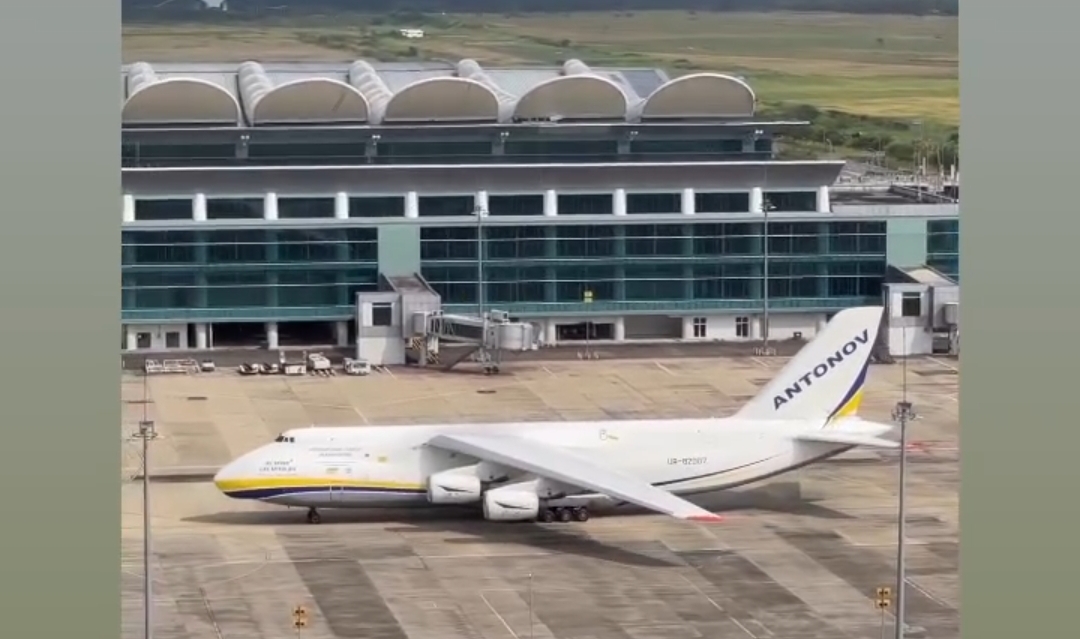 GEDE BANGET! Pesawat Antonov An-124 100 Mendarat di Bandara Kertajati Majalengka