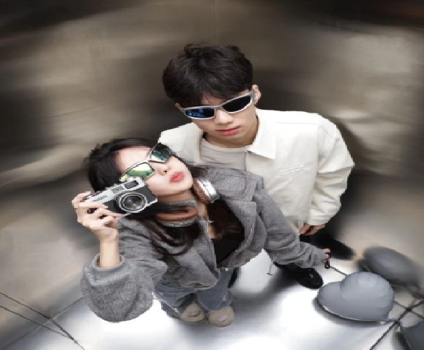 Tampak Nyata, Berikut 3 Prompt Pasangan di Lift Menggunakan Gemini AI yang Lagi Viral di Tiktok