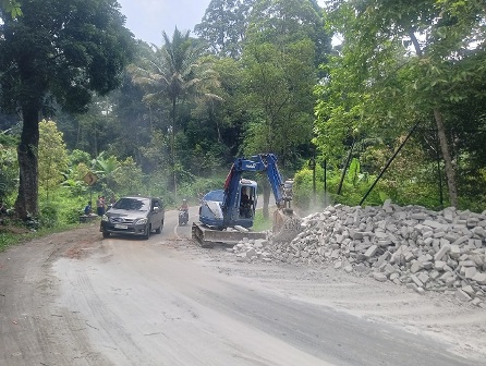 Truk Bermuatan Bata Hebel Terguling, 12 Jam Jalur Cigasong-Cikijing Alami Buka Tutup 