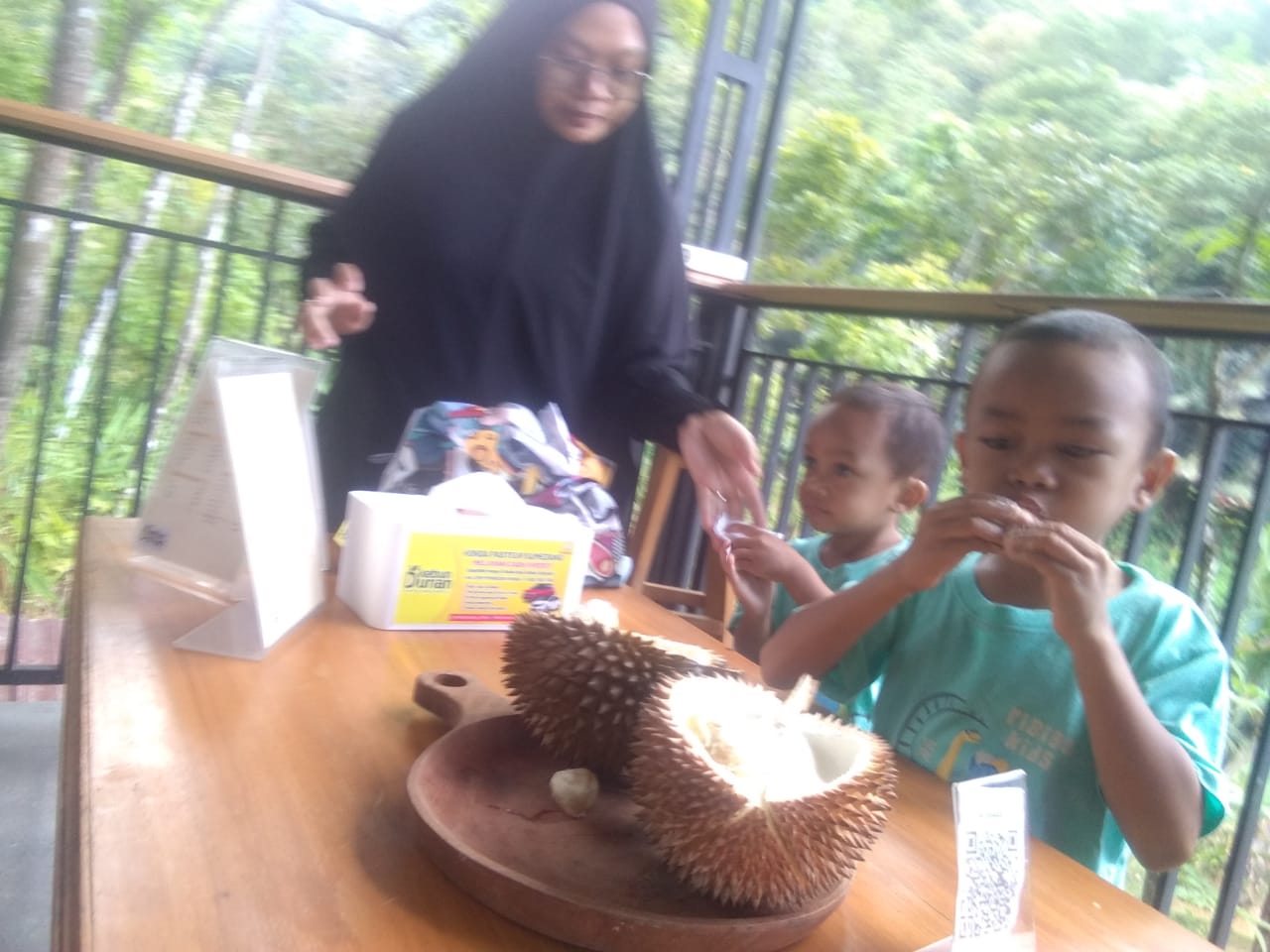 ASYIK! Kebun Durian Saung Bedil jadi Wahana Kuliner Penikmat Duren