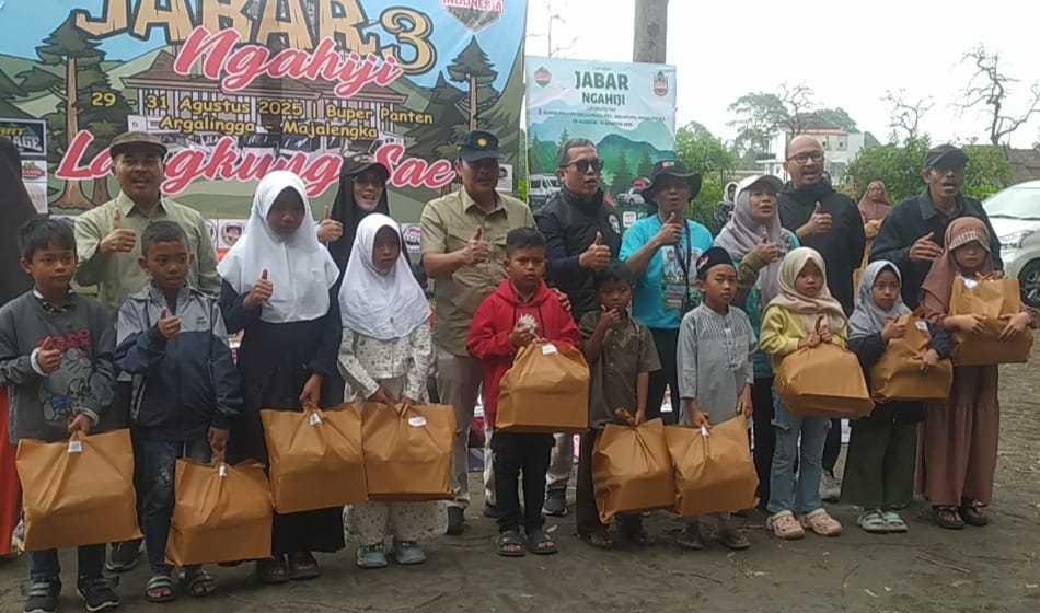 CVI, Disdik dan PWI Bagikan Bantuan Perlengkapan Sekolah untuk Siswa SD di Argapura Majalengka