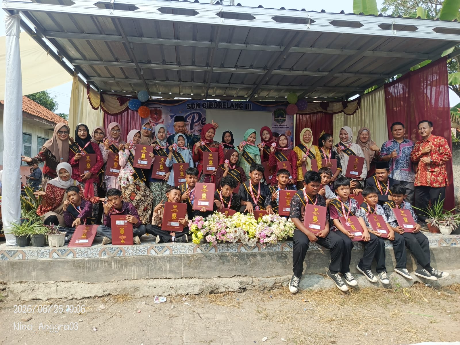Tanpa Kemewahan, Perpisahan SDN Ciborelang 3 Hadirkan Seni Budaya dan Sungkeman Penuh Makna