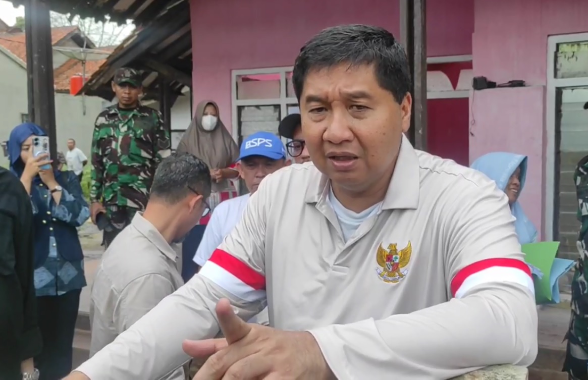 Warga Majalengka Menangis Peluk Bang Ara Saat Dapat Bantuan Bedah Rumah