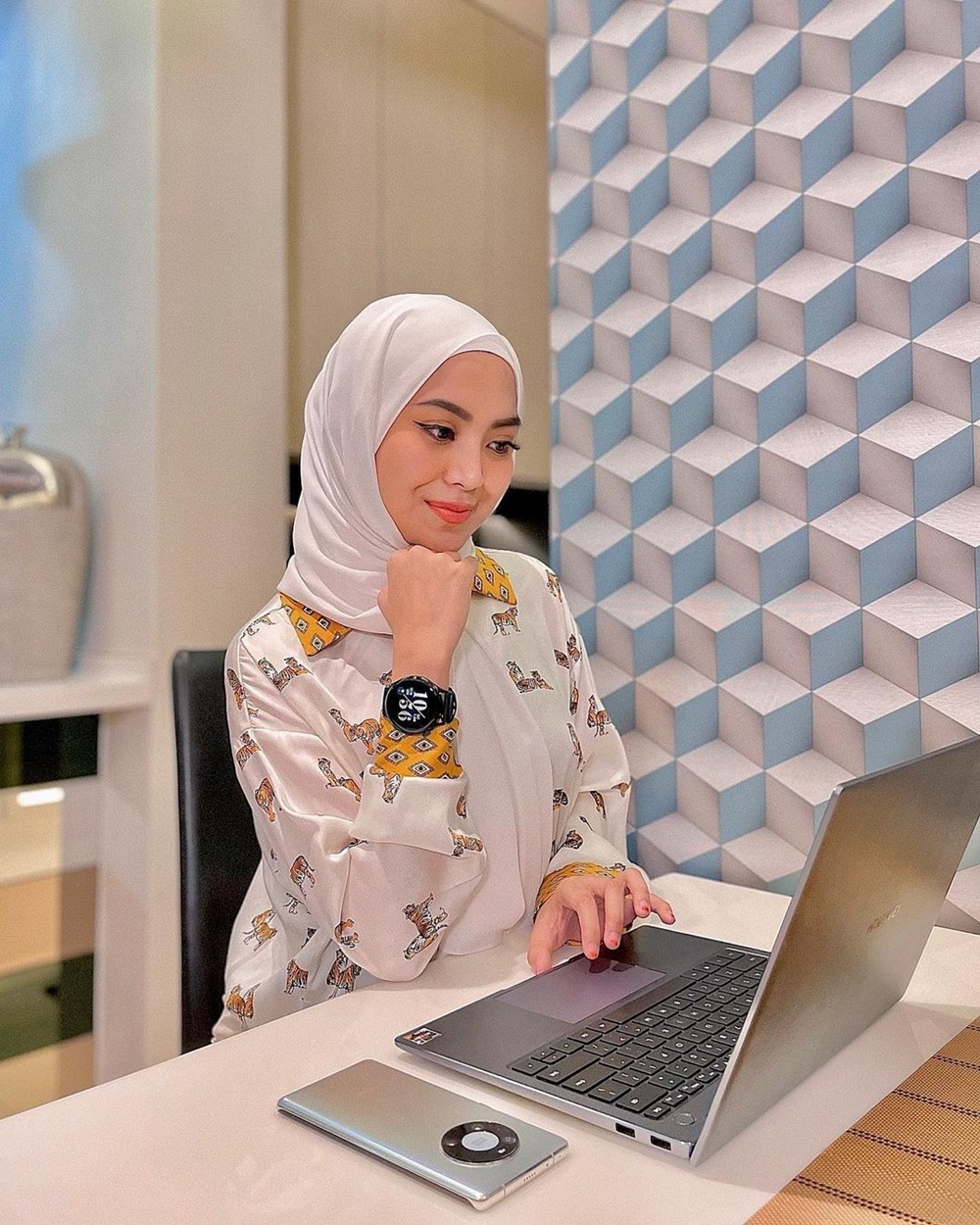 Yuk Cobain Prompt Gemini AI Wanita Hijab, dengan Looks Wanita Karir yang Elegan dan Juga Modis 