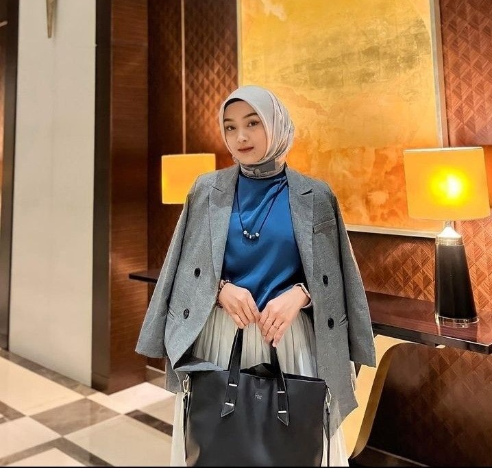 Kumpulan Prompt Gemini AI Wanita Hijab Kantoran: Hasil Elegan, Natural, dan Tak Terlihat Editan