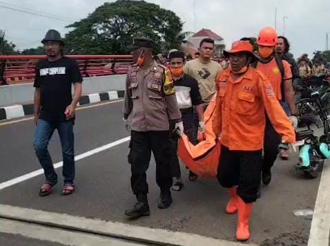 Mayat Perempuan Ditemukan Mengapung di Sungai Karangsambung Cirebon, Warga Geger