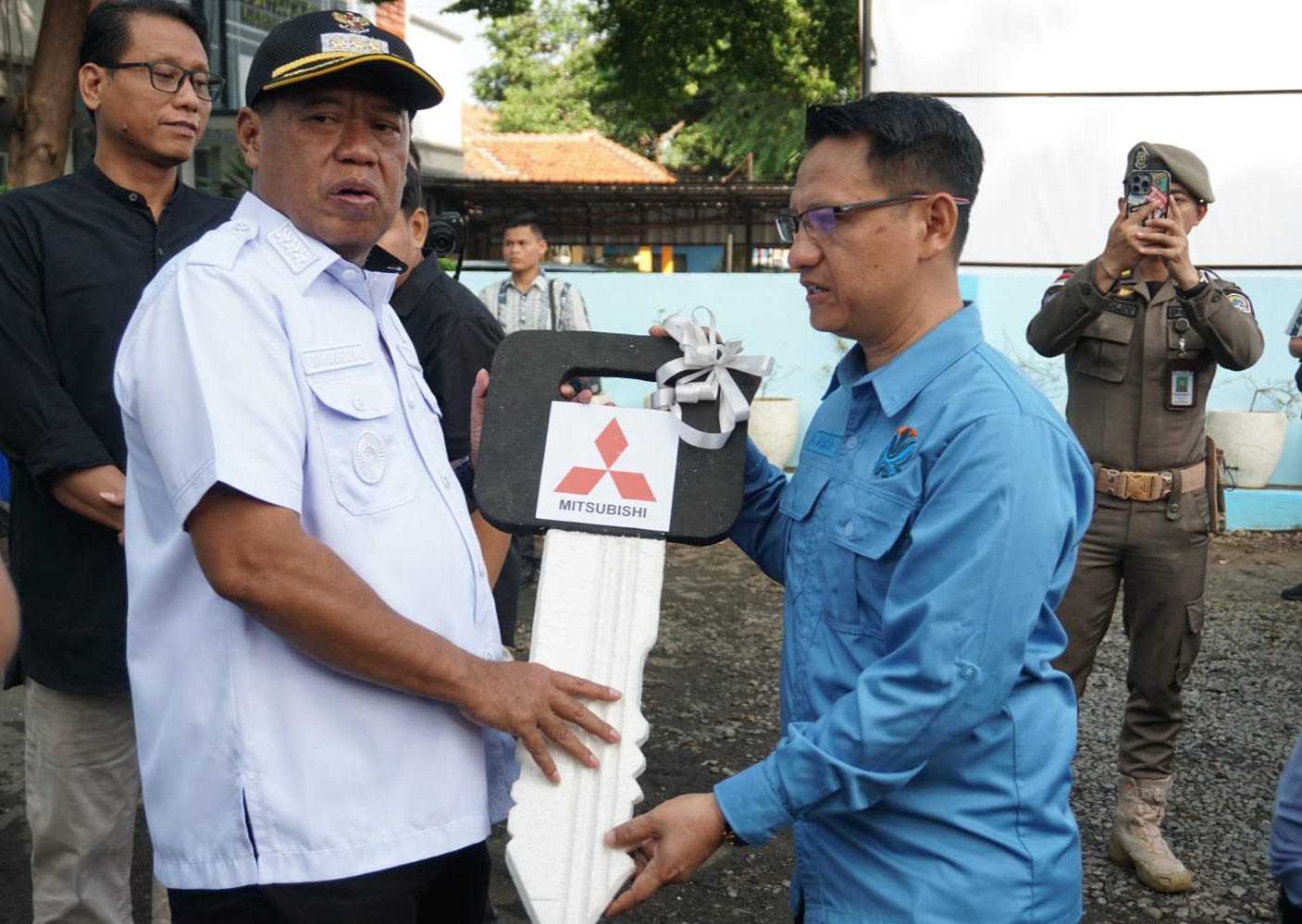 Bupati  Eman Suherman Serahkan Truk Sampah Baru