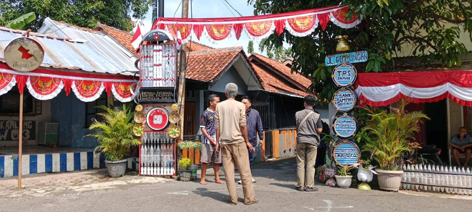 Manfaatkan Limbah Sampah Jadi Gapura Estetik dan Unik