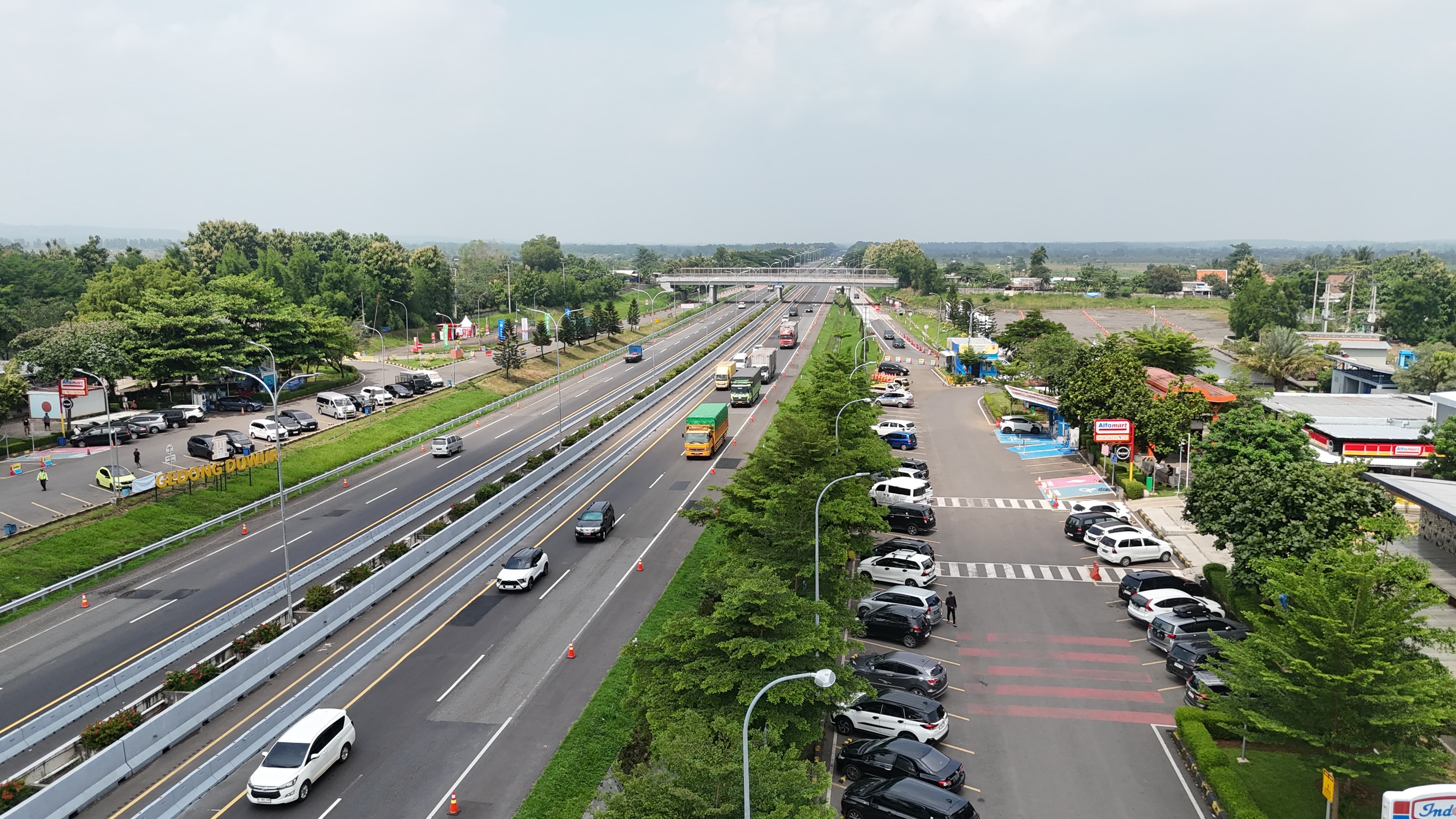 H-2 Natal 2025, Arus Kendaraan Menuju Cirebon via Tol Cipali Lancar Meski Volume Naik