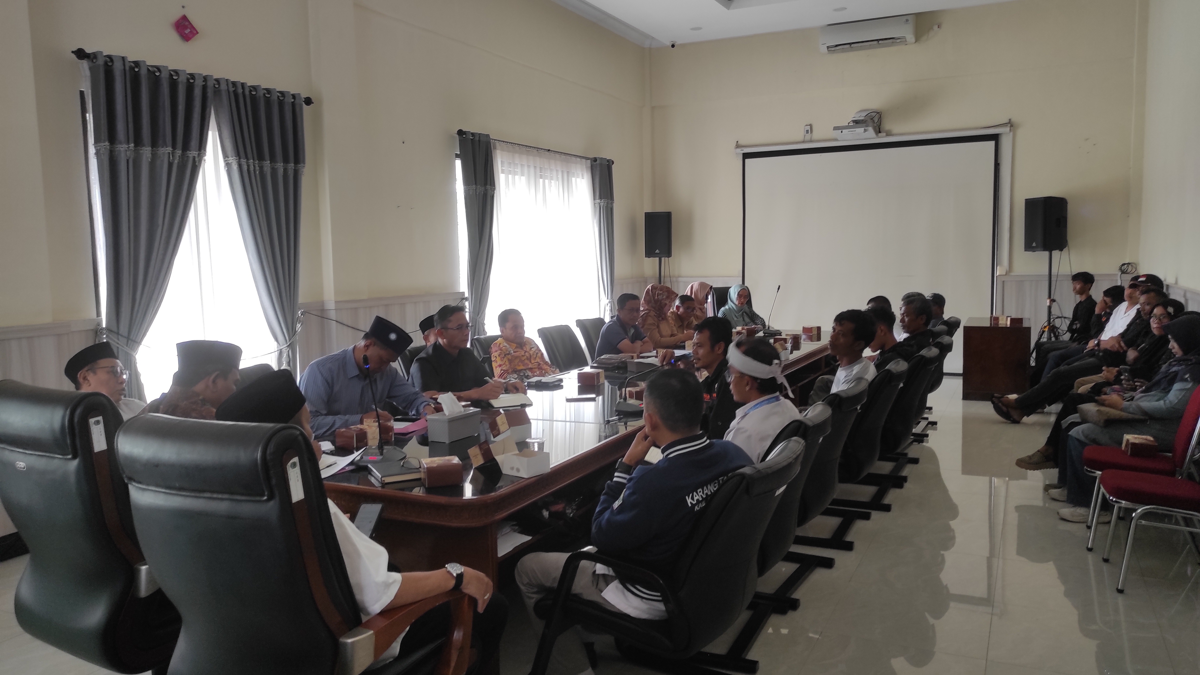 Warga Protes Dapur MBG, Komisi Gabungan DPRD Gelar RDP