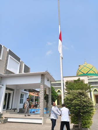 Pemdes Heuleut Kibarkan Bendera Merah Putih Setengah Tiang
