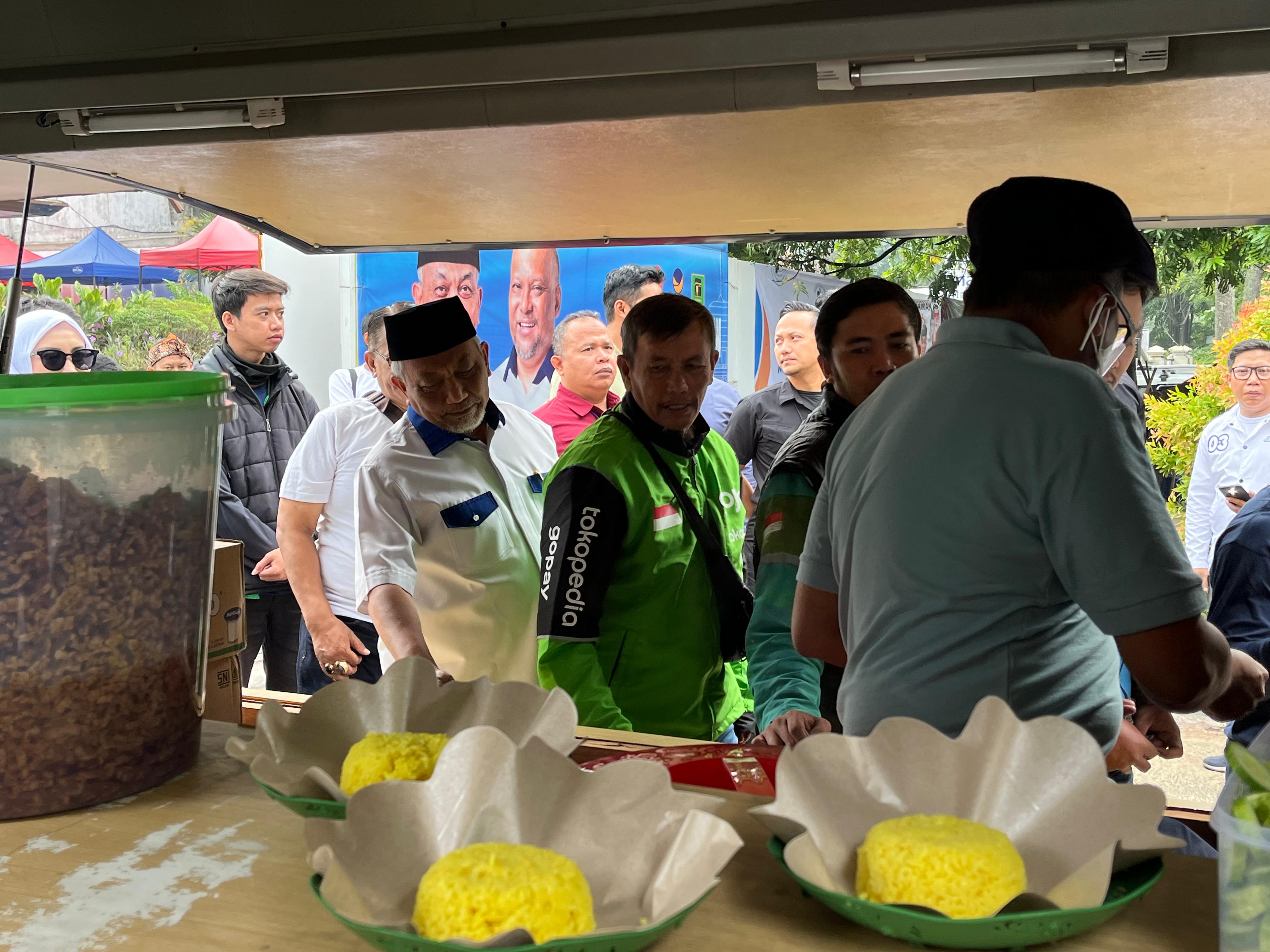 Perempuan Jabar ASIH dan Ahmad Syaikhu Sarapan Bareng Warga Kota Bandung